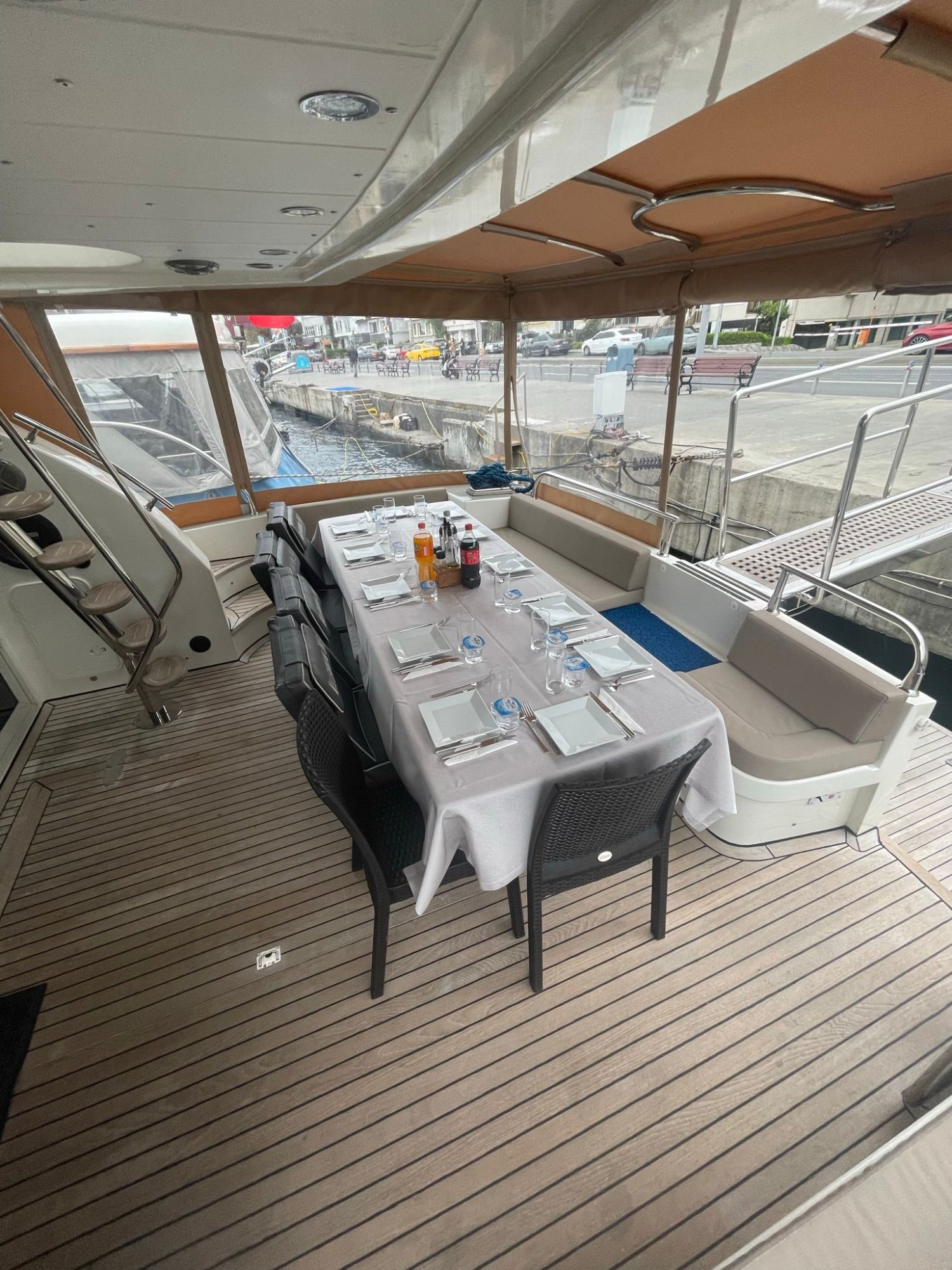 Teknede evlilik teklifi iç mekân gece romantik