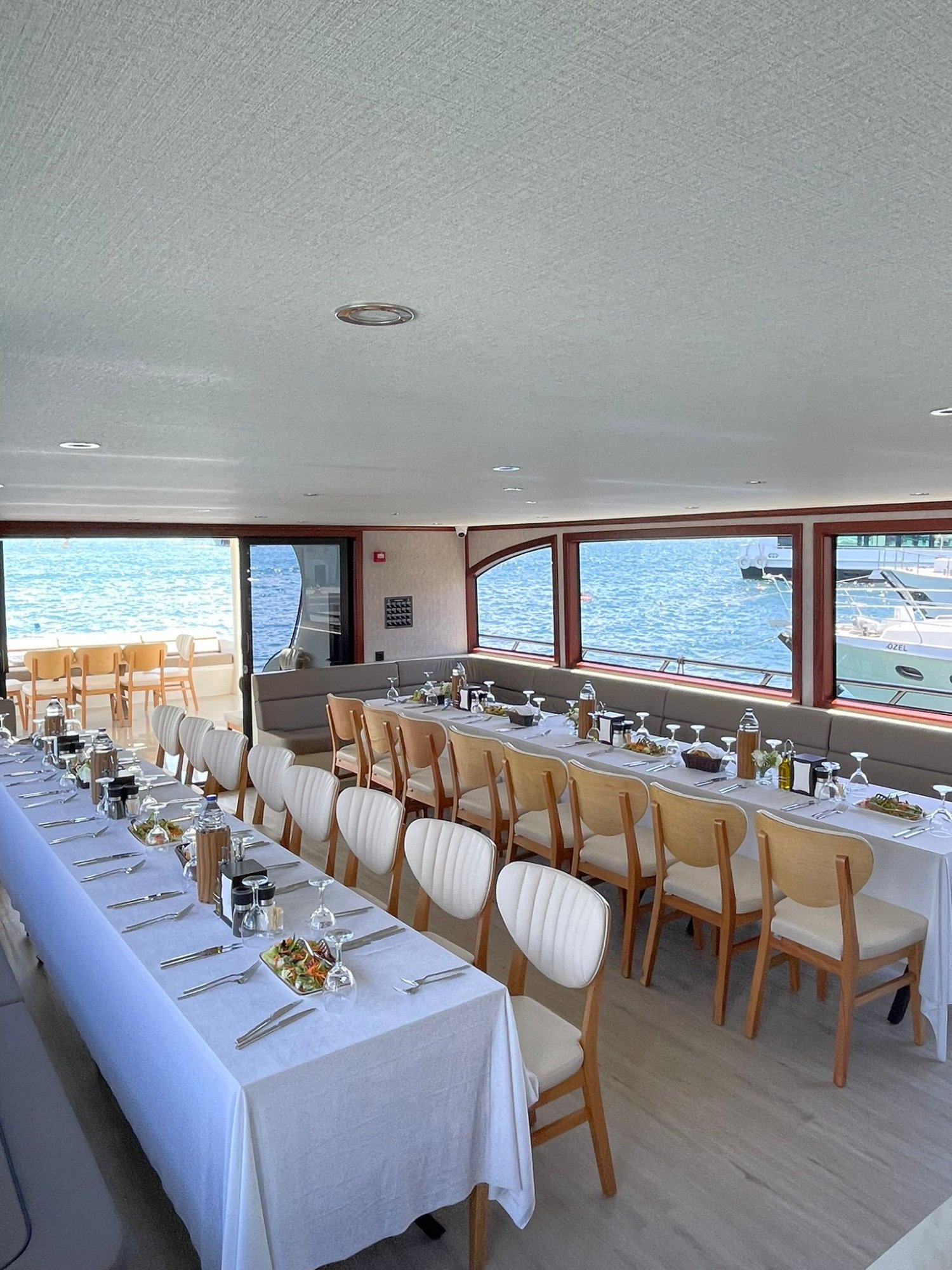 VIP Davet — Uzun masa gala