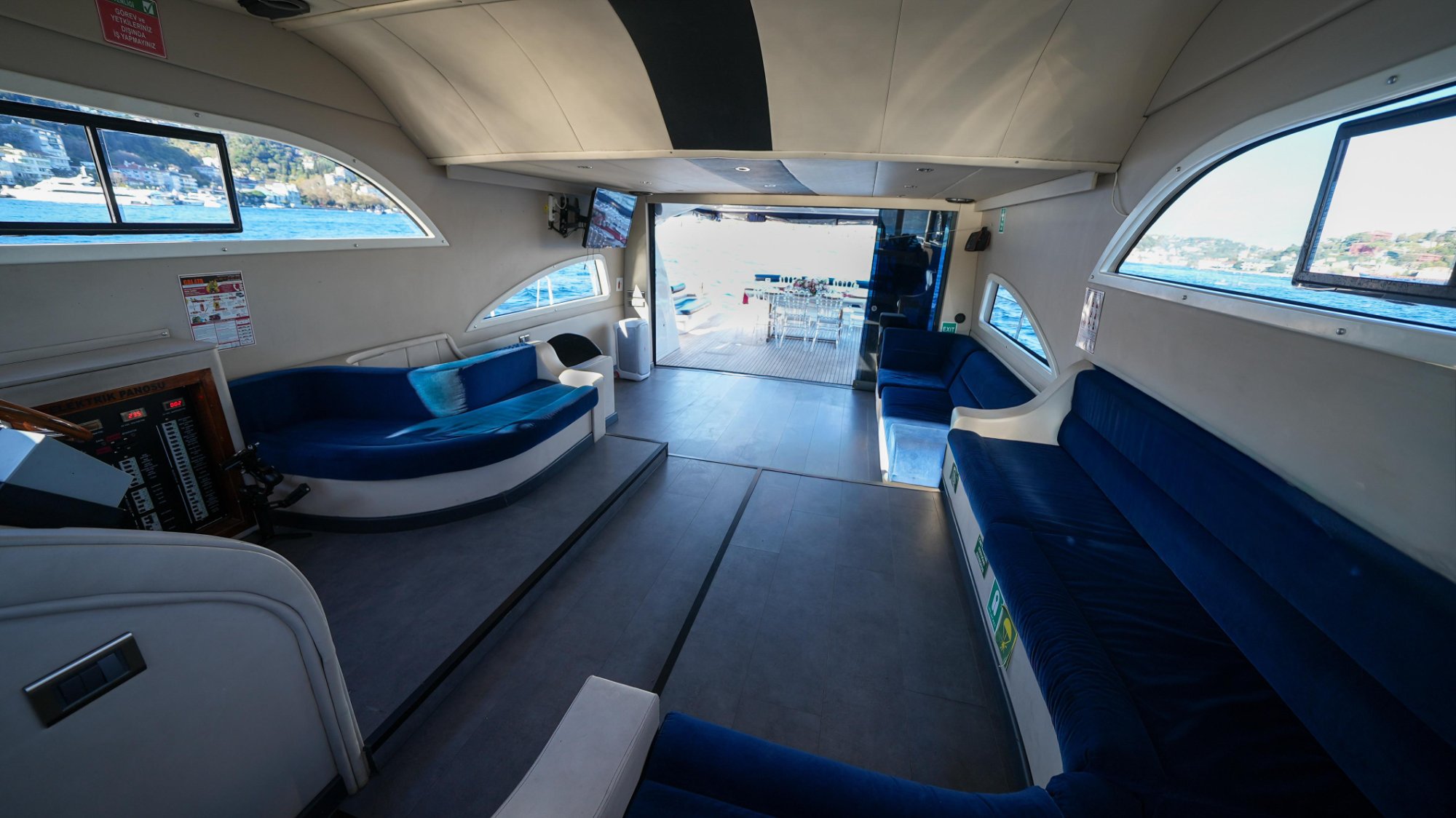 Suar S — İç salon